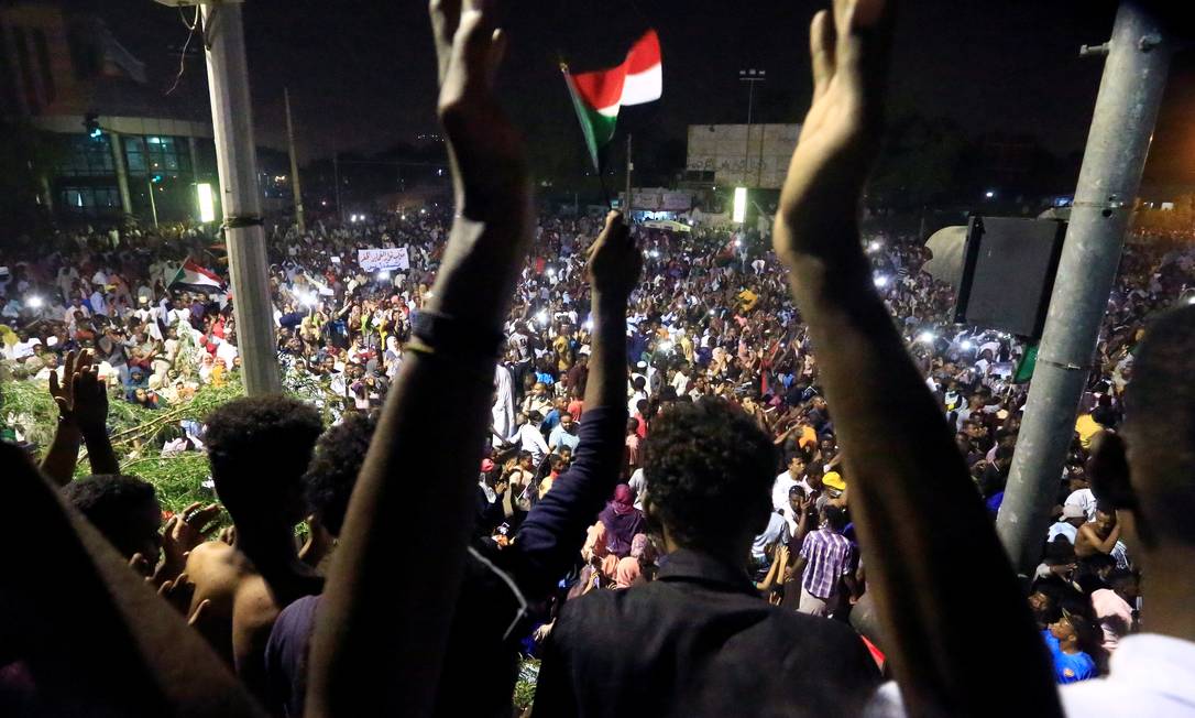 Manifestações sudaneses se reunem em frente ao Ministério da Defesa Foto: Stringer / Reuters