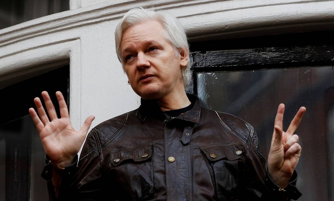 Fundador do WikiLeaks, Julian Assange, na varanda da embaixada equatoriana, em Londres Foto: Peter Nicholls 19-05-2017 / Reuters