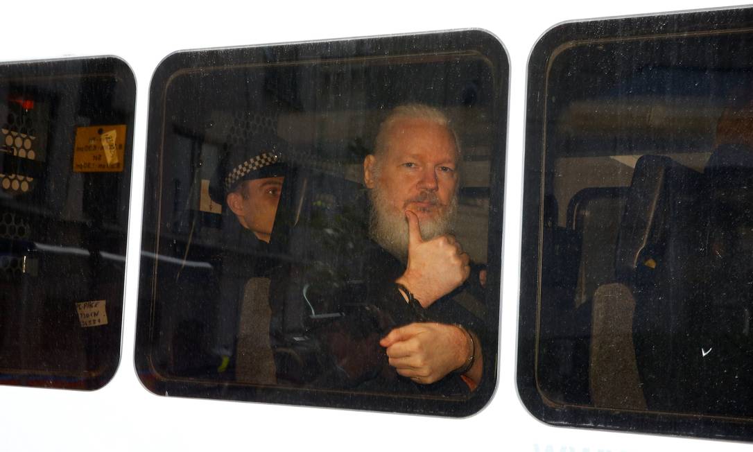 Preso em Londres, Julian Assange deixa delegacia de polícia rumo a tribunal Foto: HENRY NICHOLLS 11-04-2019 / REUTERS