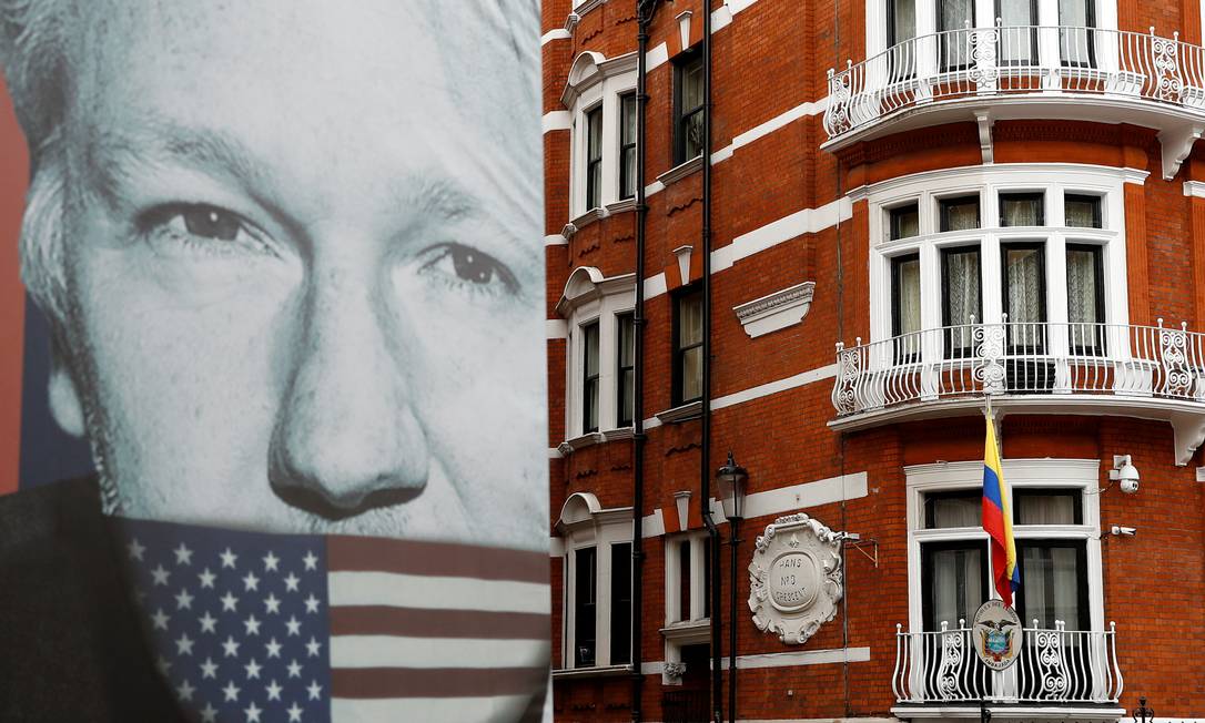 Cartaz com rosto de Assange é colocado em frente à Embaixada do Equador em Londres Foto: PETER NICHOLLS / REUTERS