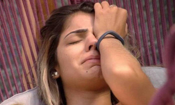 Hariany Almeida chora após madrugada de briga com Paula Foto: Reprodução / TV Globo