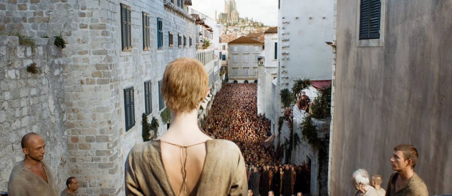 A 'caminhada da vergonha', uma das cenas emblemáticas de 'Game of Thrones', gravada no centro antigo de Dubrovnik, na Croácia Foto: Reprodução