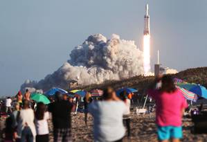 x82173074_TITUSVILLE-FLORIDAAPRIL-11-People-watch-as-the-SpaceX-Falcon-Heavy-rocket-lifts-off-from.jpg.pagespeed.ic.c0j-8HfUCz Avianca tem 154 voos cancelados até quarta-feira. Saiba quais são