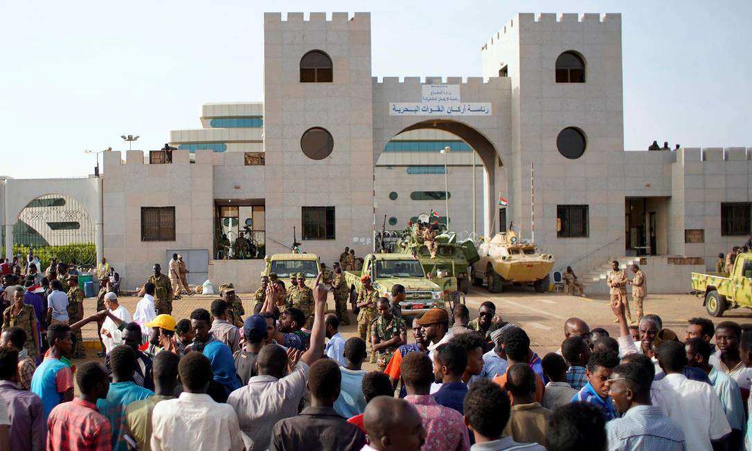 Manifestantes mantém ocupação diante de Ministério da Defesa e pedem transição civil no Sudão Foto: STRINGER 12-04-2019 / REUTERS