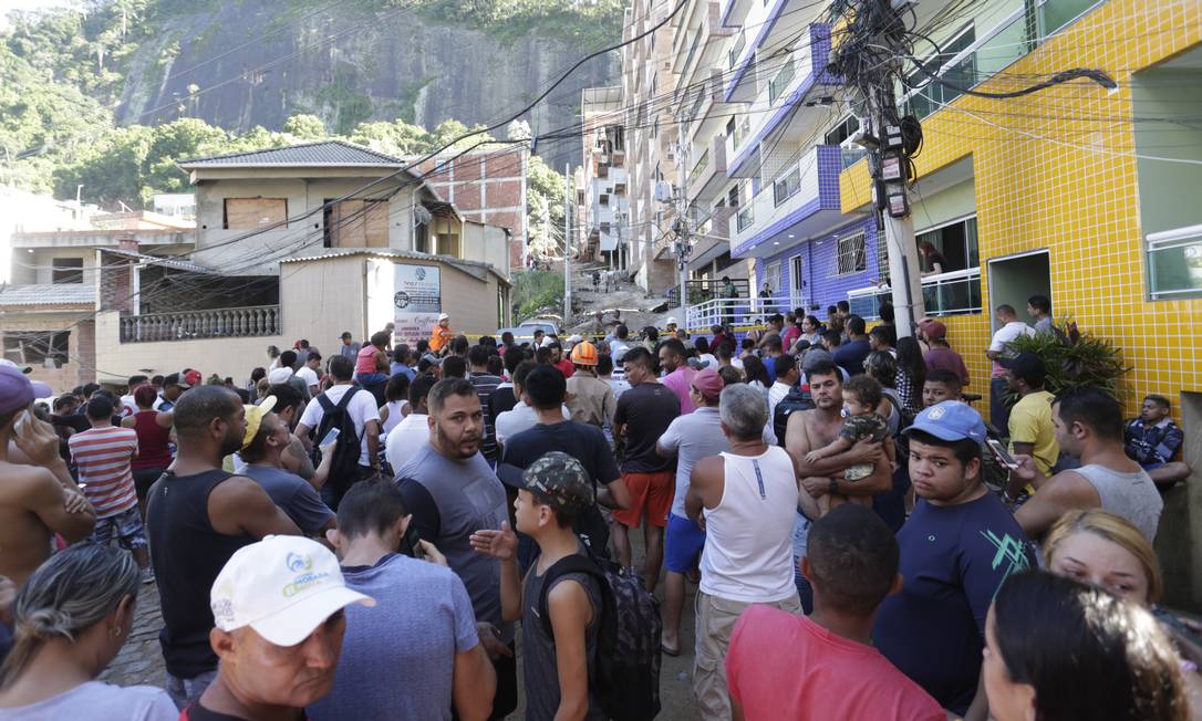 Moradores aglomerados perto do local onde dois prédios desabaram na Muzema. Prefeito Marcelo Crivella foi vaiado ao chegar Foto: Marcio Alves / Agência O Globo