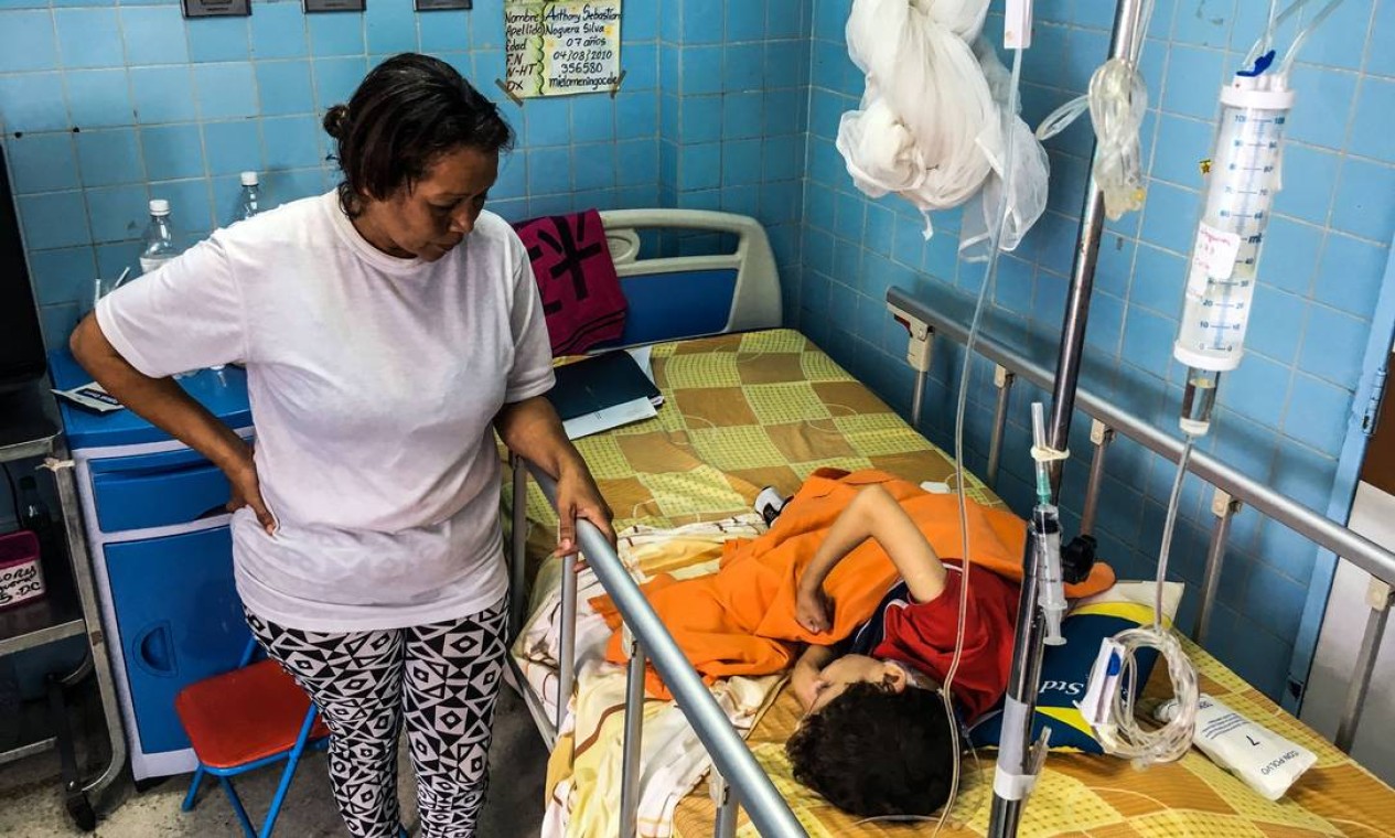 Mulher fica ao lado do seu filho em hospital infantil de Caracas; a crise econômica ameça o sistema de saúde, que não tem todos os remédios e suprimentos de que precisa Foto: FEDERICO PARRA / AFP