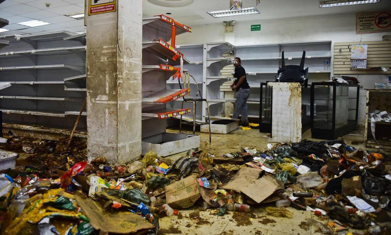 Em 2017, durante período de intensos protestos contra Nicolás Maduro, supermercado ficou destruído depois de ser saqueado; crise econômica acirra violência em diversas cidades, incluindo Caracas Foto: RONALDO SCHEMIDT / AFP