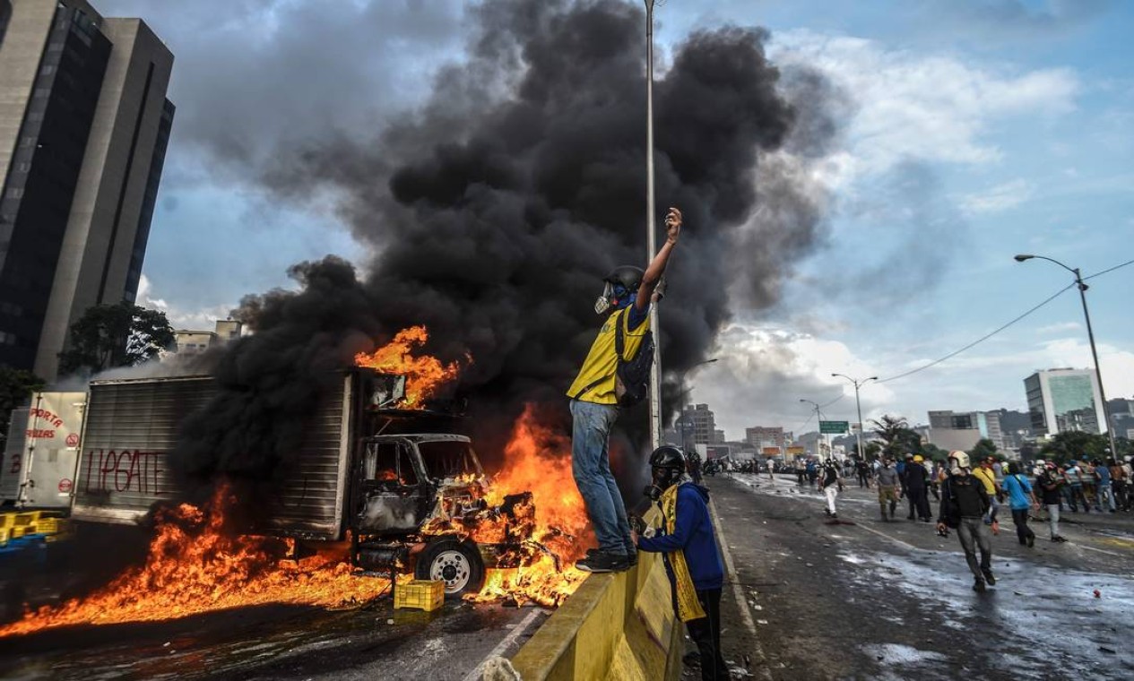 Manifestantes bloqueiam avenida em Caracas e queimam caminhão durante protestos contra o governo em 2017; ondas massivas de marchas são frequentes na Venezuela Foto: JUAN BARRETO / AFP