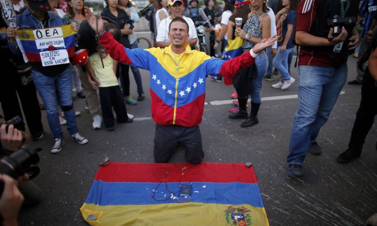 Homem se emociona durante vigília em homenagem a estudante morto durante protestos contra o governo de Nicolás Maduro em 2017; à época,72 pessoas morreram ao longo de dois meses de marchas oposicionistas Foto: Ariana Cubillos / AP