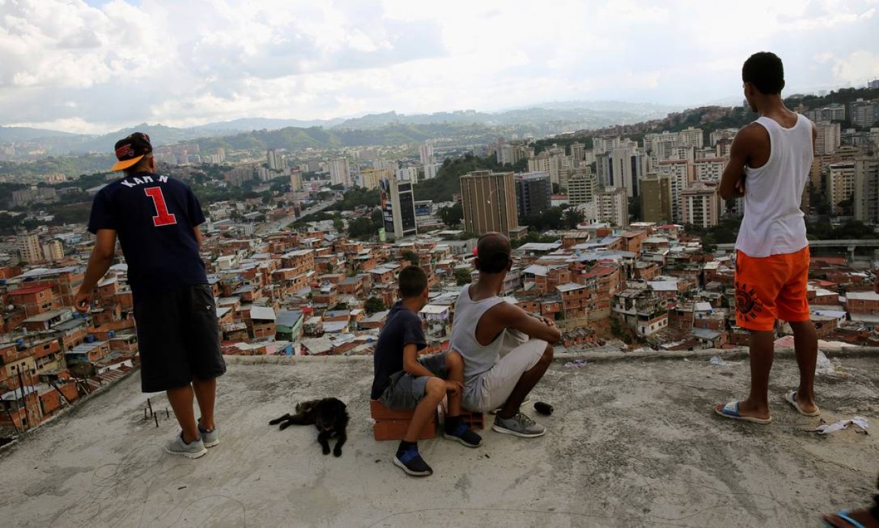 Meninos soltam pipa e olham para a favela de Petare, em Caracas en 2017 Foto: Andres Martinez Casares / Reuters