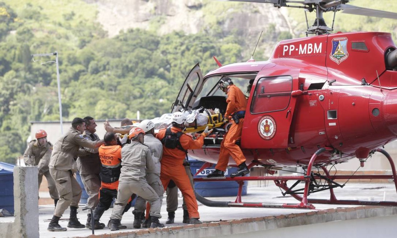 Helicóptero do Corpo de Bombeiros realiza resgate de um homem ferido no desabamento de dois prédios na Muzema Foto: Márcio Alves / Agência O Globo