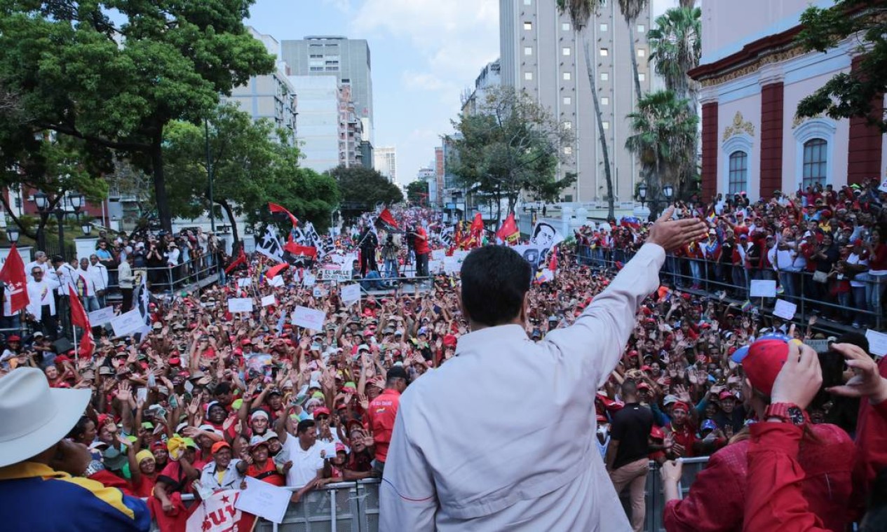 Presidente Nicolás Maduro mantém base de apoiadores; entretanto, até mesmo seus bastiões tradicionais já têm marchado contra o governo, indicando possível queda da sua popularidade até entre estes setores Foto: HO / AFP