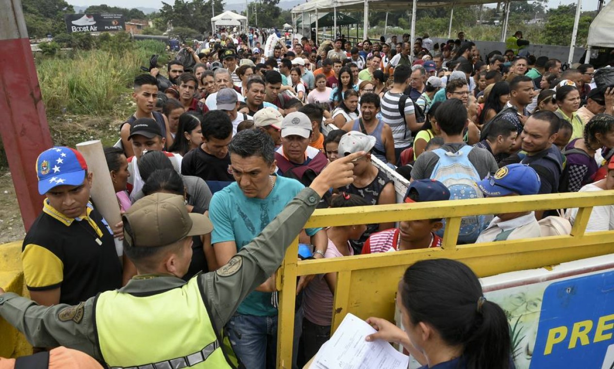 Milhares de venezuelanos cruzam diariamente a fronteira para a Colômbia para migrar ou comprar alimentos e remédios Foto: JUAN PABLO BAYONA / AFP