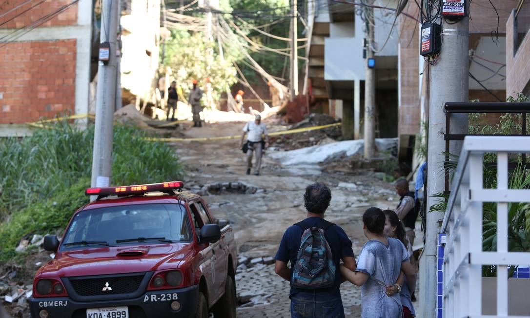 Bombeiros isolam área em que dois prédios desabaram na Muzema Foto: Pedro Teixeira 12-04-2019 / Agência O Globo