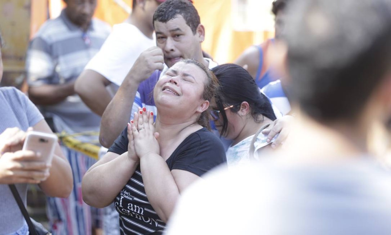 Uma mulher se emociona após resgate de uma vítima Foto: Márcio Alves / Agência O Globo