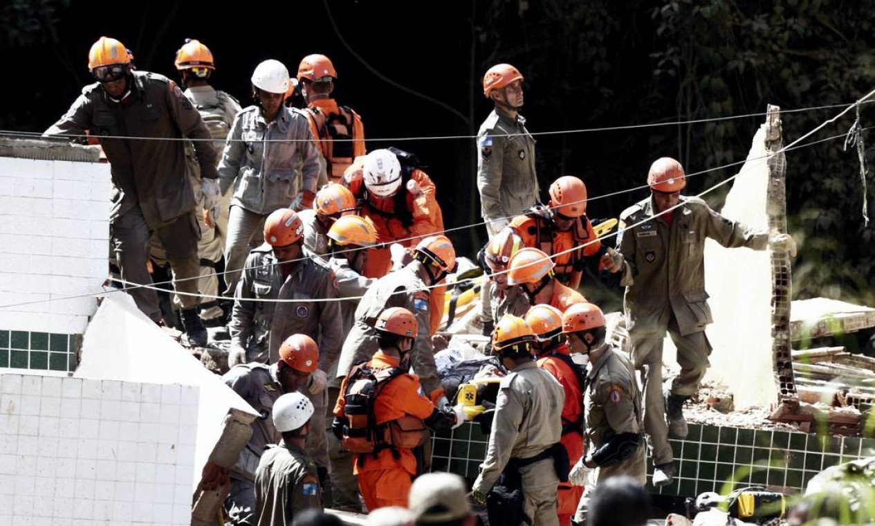 Trabalho de resgate conta com bombeiros de pelo menos três batalhões Foto: Márcio Alves / Agência O Globo