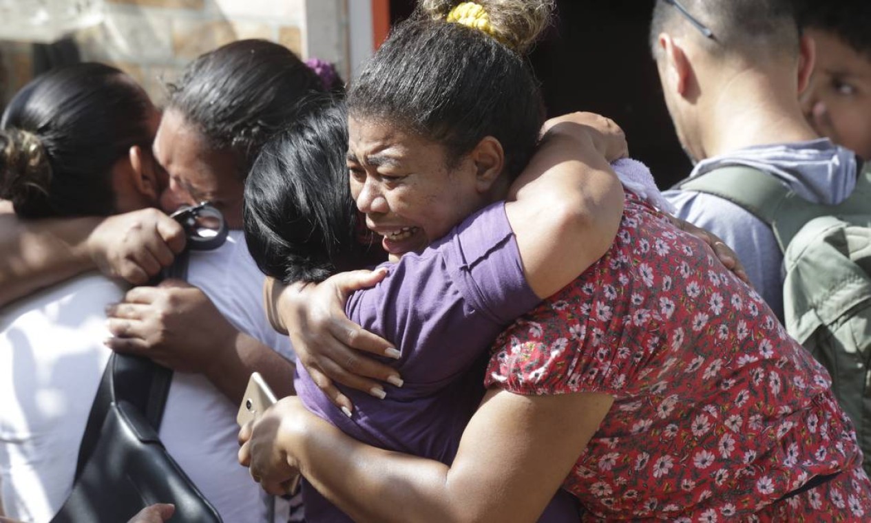 Moradores se comovem com a tragédia e dão apoio uns aos outros Foto: Márcio Alves / Agência O Globo
