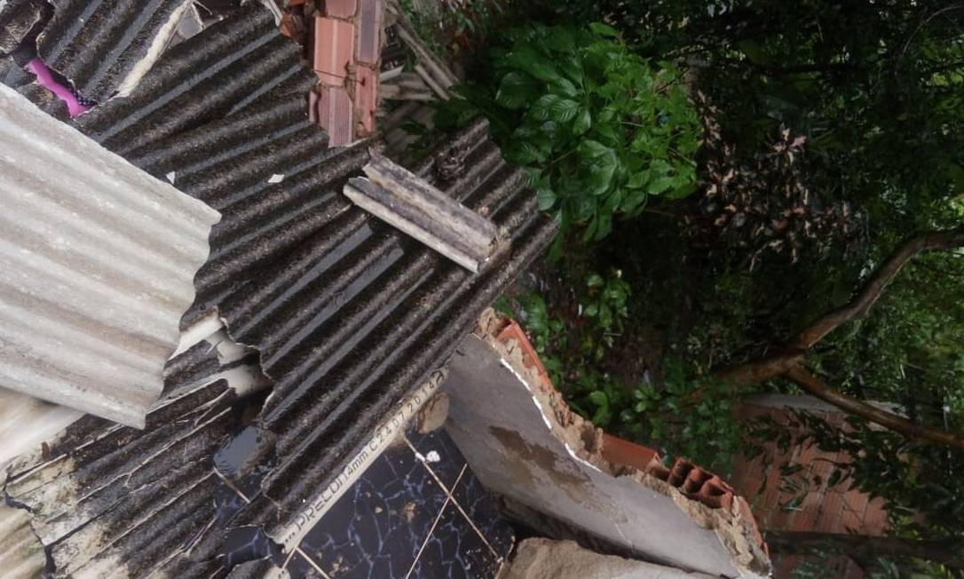 Escombros no Morro do Cavalão, onde três casas desabaram, ferindo cinco pessoas: o temporal de segunda-feira provocou deslizamentos em 12 comunidades Foto: Divulgação