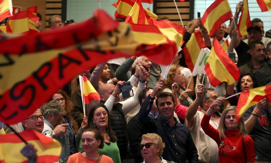 
Apoiadores do partido de extrema direita Vox participam de um comício em Toledo: segundo analistas, agremiação subiu nas pesquisas por explorar insatisfação com secessionismo catalão
Foto:
/
Sergio Perez/REUTERS/11-4-2019
