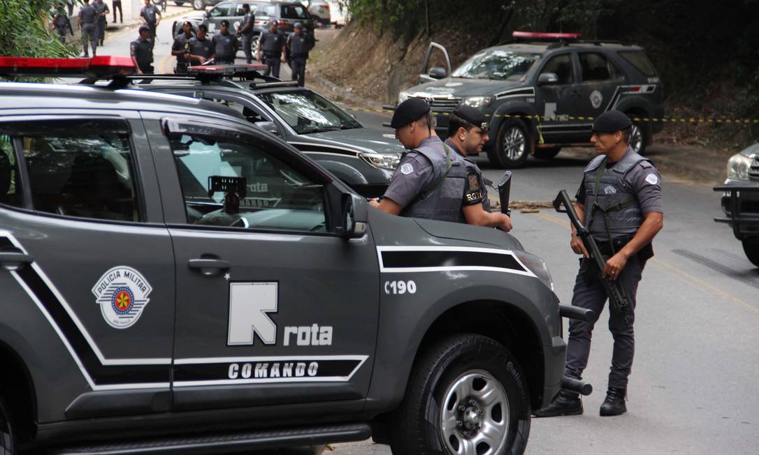 Agentes da PM de São Paulo reunidos após ação que matou 11 suspeitos envolvidos em um assalto a duas agências bancárias em Guararema Foto: JONNY UEDA / Agência O Globo - 04/04/2019