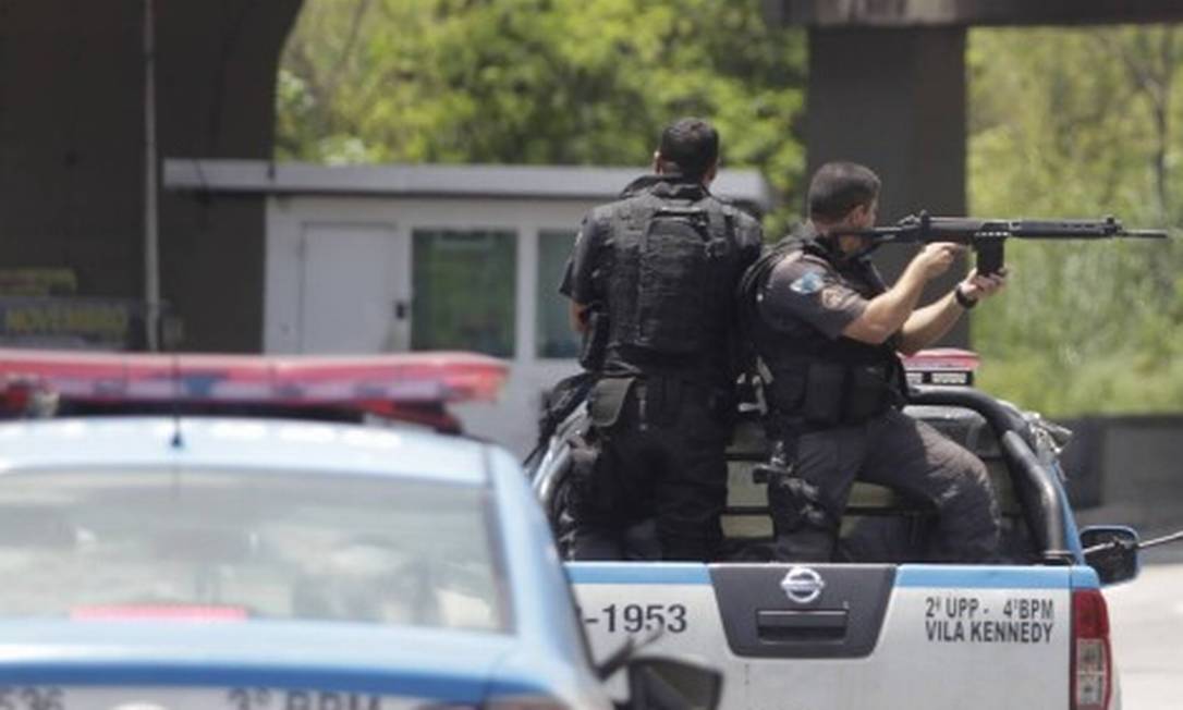 Agentes da Polícia Militar do Rio de Janeiro na Cidade de Deus, em 2016 Foto: Urbano Erbiste : Urbano Holanda Erbiste / Agência O Globo