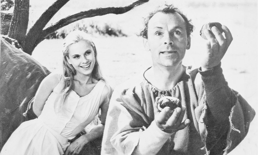 Bibi Andersson (à esquerda) e Nils Poppe em cena de 'O sétimo selo', clássico de Ingmar Bergman Foto: Divulgação