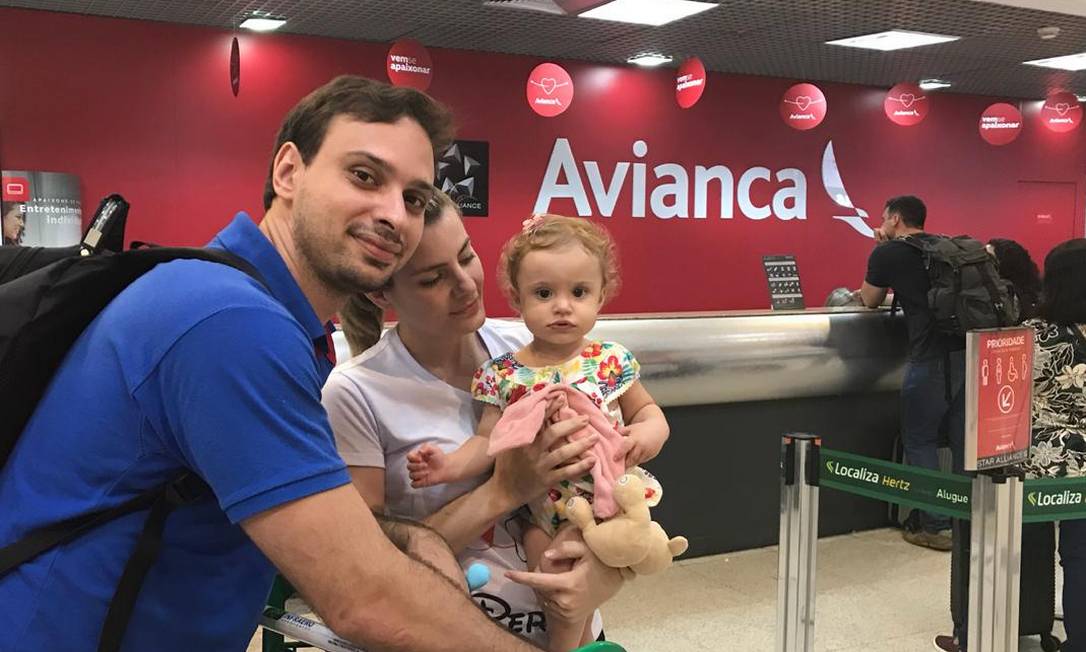 O casal Luciana Otoni e Diego Cardoso, junto a filha Luiza, de 1 ano, aguardavam apreensivos no balcão da companhia para saber se conseguiriam embarcar em algum outro voo de volta à Brasília Foto: Bárbara Nóbrega