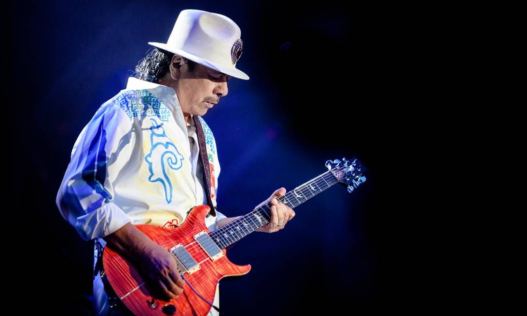 Em ação. Com seu chapéu e instrumento inseparáveis, Santana prepare-se para mais um solo de assinatura própria Foto: Roberto Finizio / Extra