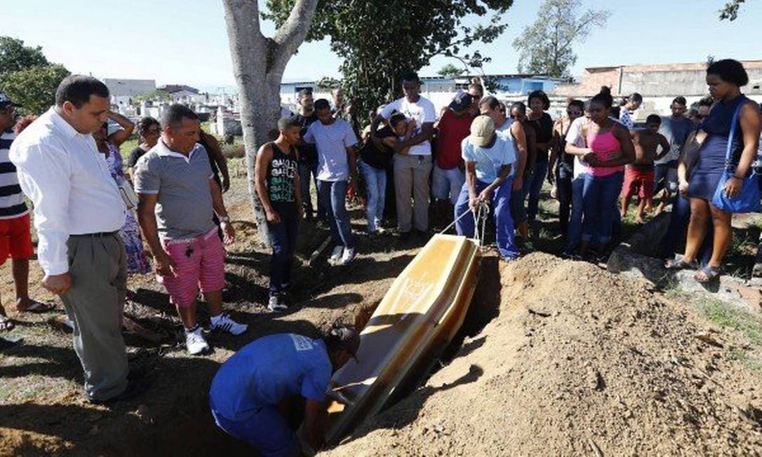 Na foto, parentes e amigos durante o enterro de Marcio Melanes Sabino, um dos mortos na ação Foto: Agência O Globo