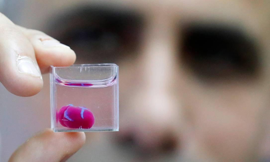 Cientista mostra um coração criado em impressora 3D usando tecidos humanos Foto: JACK GUEZ / AFP