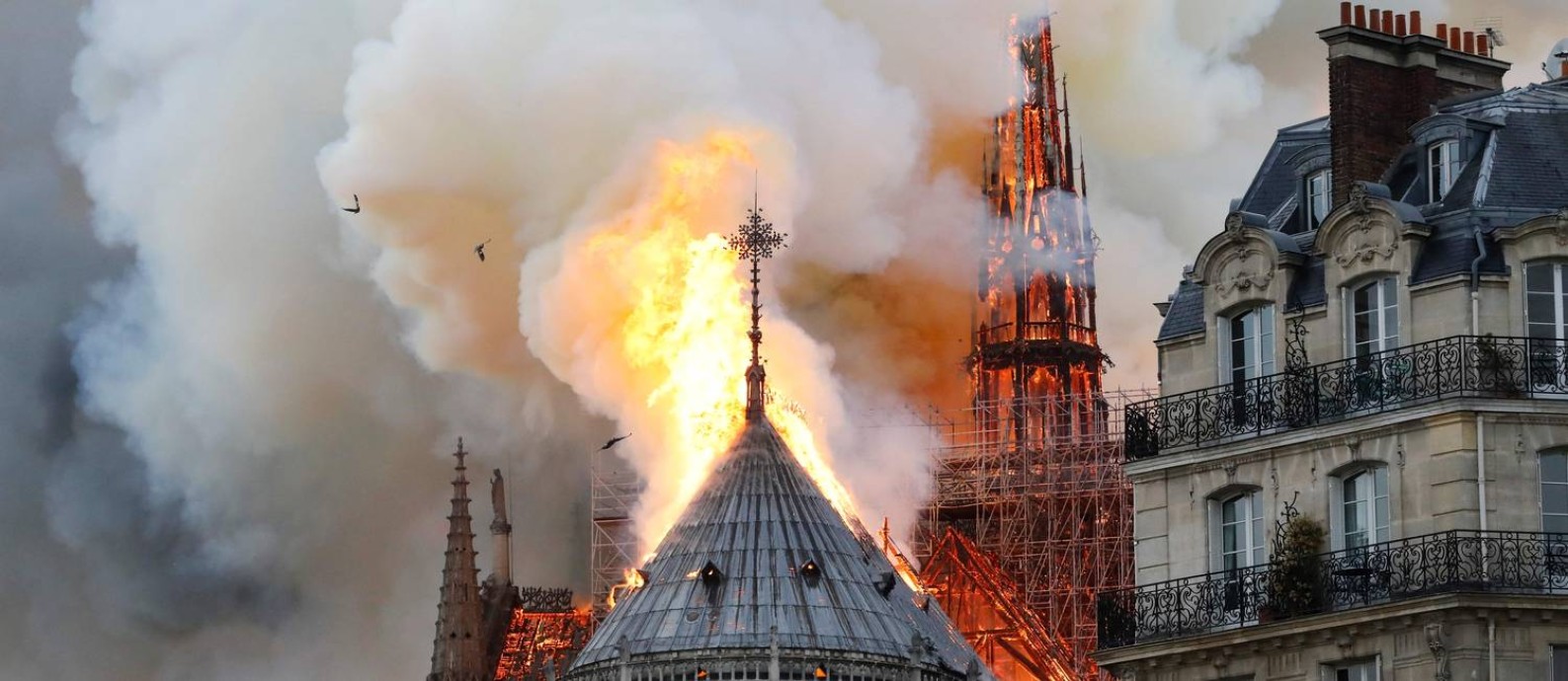 Fogo atinge o campanário da catedral de Notre Dame, em Paris Foto: FRANCOIS GUILLOT / AFP