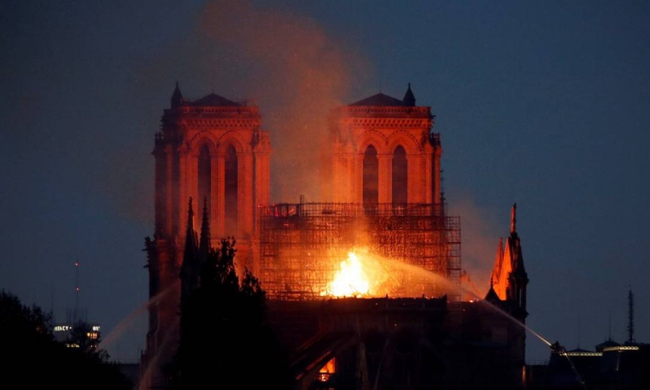 Bombeiros tentam apagar o incêndio na Catedrald e Notre Dame, em Paris Foto: CHARLES PLATIAU / REUTERS