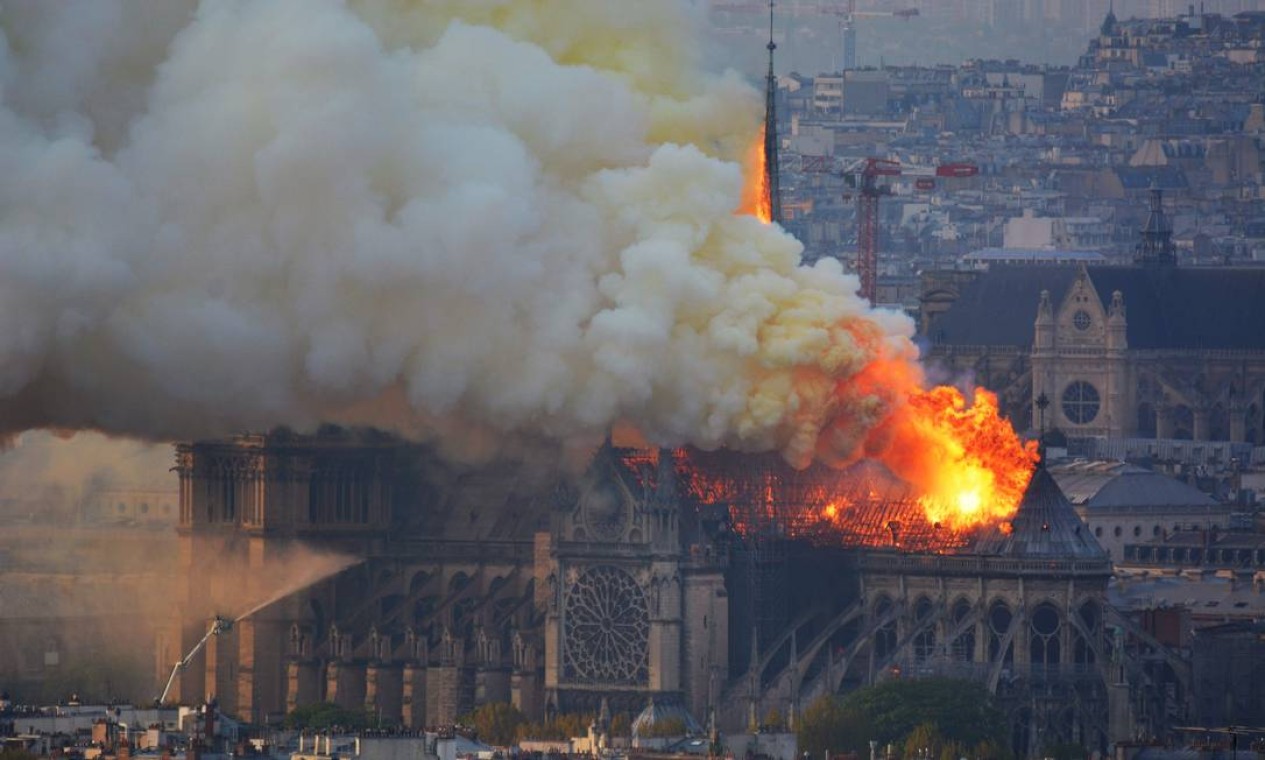 Um grande incêndio irrompeu na Catedral de Notre Dame, no centro de Paris, enviando chamas e enormes nuvens de fumaça cinzenta para o céu. Segundo o Corpo de Bombeiros, o incêndio provavelmente está relacionado às reformas que estavam acontecendo dentro da igreja Foto: HUBERT HITIER / AFP