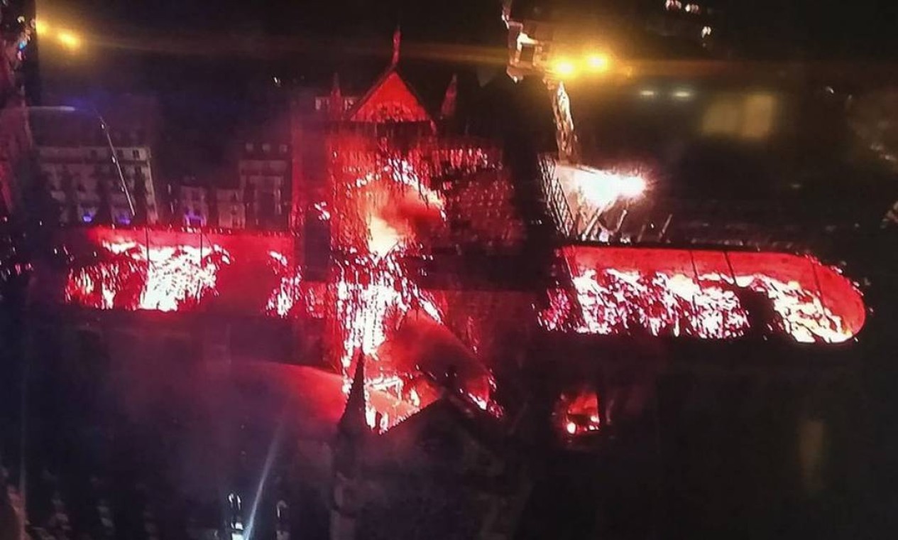 Imagem aérea mostrada na TV mostra a extensão do incêndio na Catedral Notre Dame de Paris Foto: STRINGER / AFP