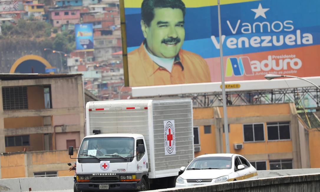 Caminhões com ajuda da Cruz Vermelha chegam a Caracas Foto: STRINGER / REUTERS