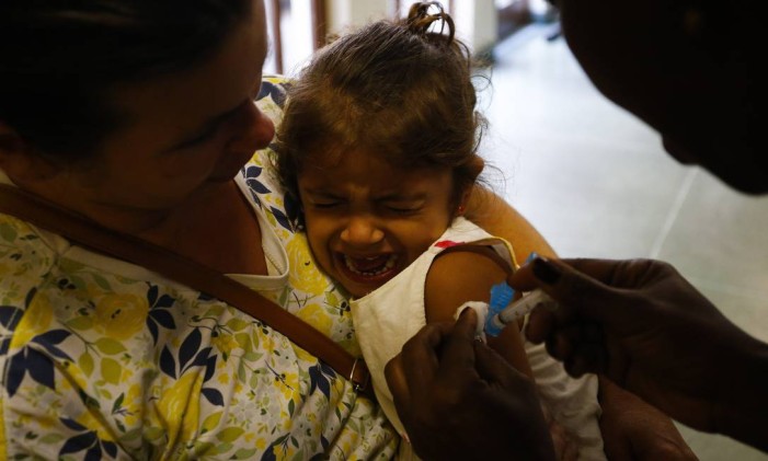 Menina toma vacina contra a gripe no Rio Foto: Pablo Jacob em 24/04/2018 / Agência O Globo