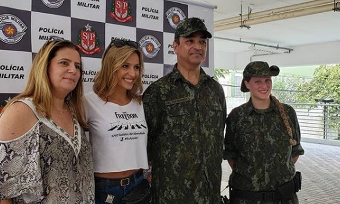 Coronel Cerqueira com a ativista Luiza Mell, defensora dos animais Foto: Instagram 