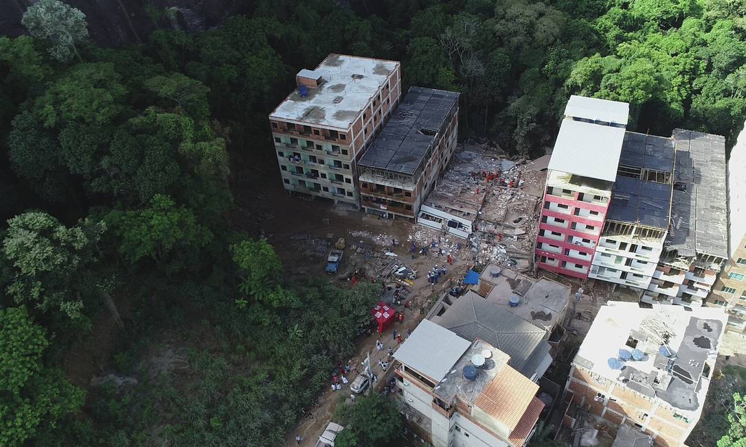Na última sexta-feira, dois prédios desabaram, deixando pelo menos 18 mortos no Condomínio Figueiras, na Muzema Foto: Renee Rocha / Agência O Globo