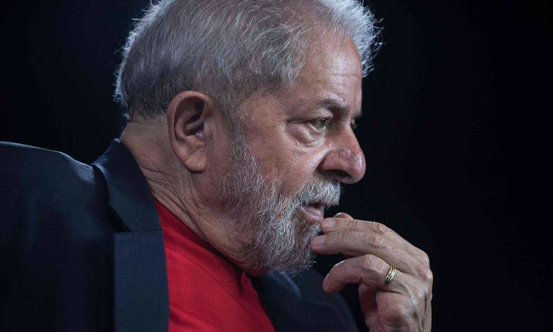 (FILES) In this file photo taken on March 01, 2018 former Brazilian president (2003-2011) Luiz Inacio Lula da Silva gestures during an interview with AFP at the Lula Institute in Sao Paulo, Brazil.
A Brazilian appeals court on Sunday delivered a surprise ruling ordering the release of former president Luiz Inacio Lula da Silva, 72, who has been jailed since April for corruption and could now be released within hours.
/ AFP PHOTO / Nelson ALMEIDA Foto: NELSON ALMEIDA / AFP