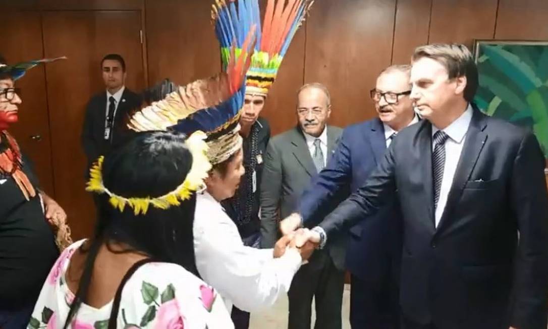 O presidente Bolsonaro recebe índios no Planalto: 'Alguns querem que vocês fiquem na terra indígena como se fossem um animal pré-histórico' Foto: Reprodução