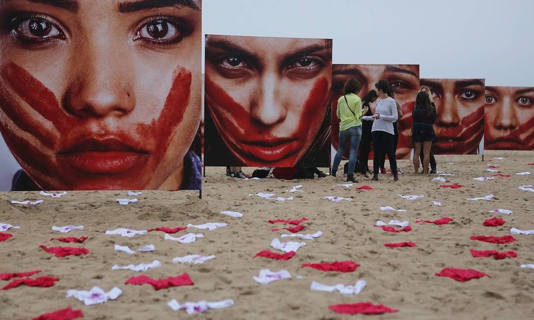 Violência contra a mulher é alvo de ação na Praia de Copacabana, Rio de Janeiro Foto: Mario Tama / Getty Images