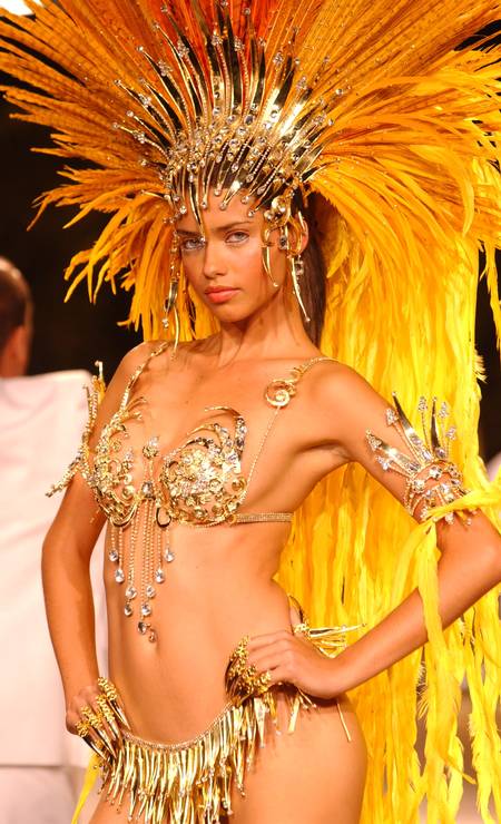 Adriana Lima: rainha de bateria Foto: Fernanda Calfat / WireImage