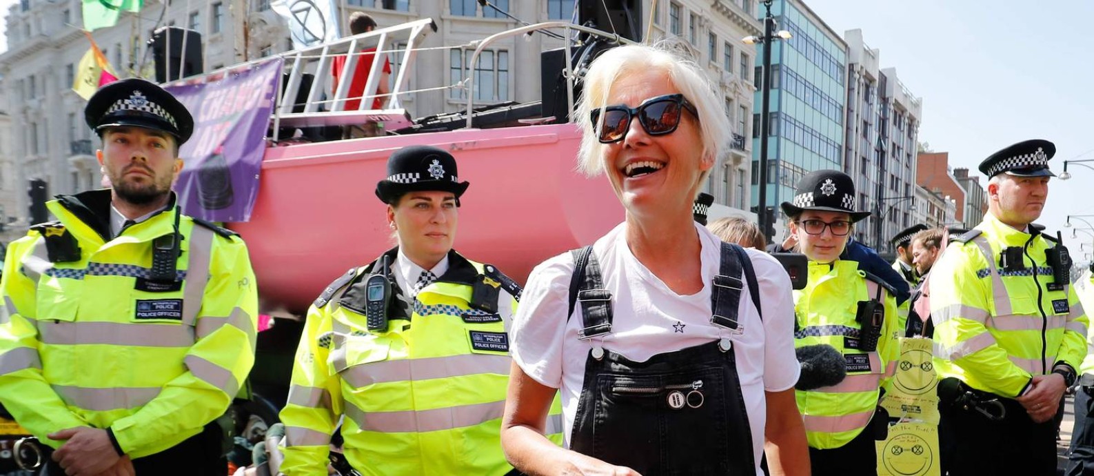 A atriz britânica Emma Thompson se juntou aos ativistas em ato contra mudanças climáticas, no centro de Londres. Esta sexta-feira marca o quinto dia de manifestações lideradas pelo grupo Extinction Rebellion, que pede ao governo britânico a declaração do estado de "emergência ecológica". Foto: TOLGA AKMEN / AFP