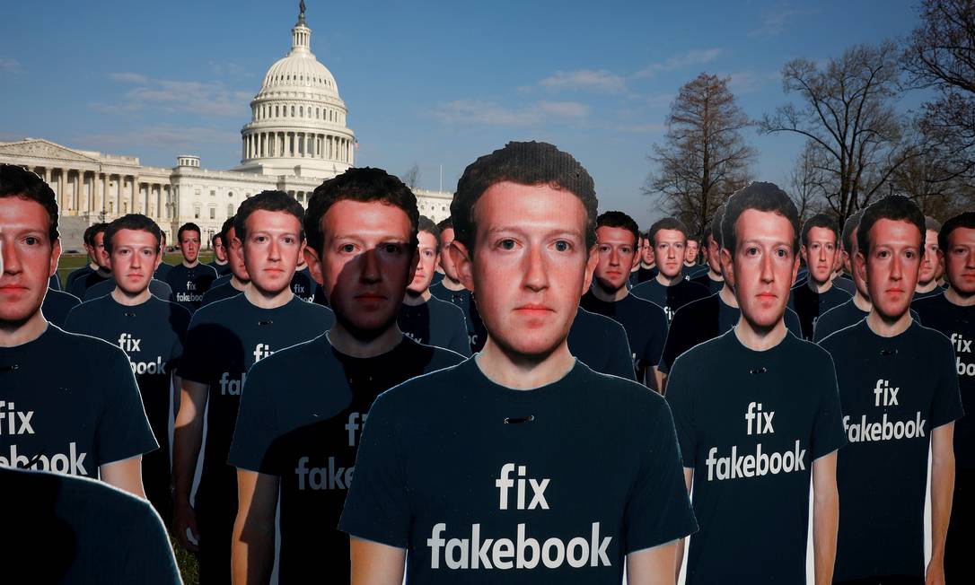 Protesto no início do mês em Washington contra o Facebook, com imagens de Zuckerberg. Foto: Aaron Bernstein / REUTERS