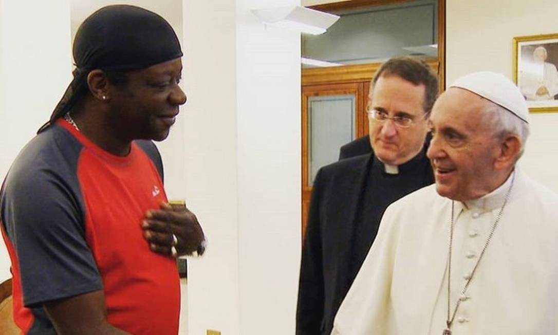 Stephen K. Amos e Papa Francisco se encontraram para gravar episÃ³dio de um programa de TV - Foto: ReproduÃ§Ã£o/Instagram