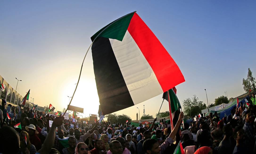 Incógnita e revolta. Sudaneses fazem uma manifestação em frente a um complexo do Exército na capital, Cartum. Eles exigem que os militares entreguem depressa o poder a civis: crise política no país permanece sem solução à vista Foto: ASHRAF SHAZLY / AFP