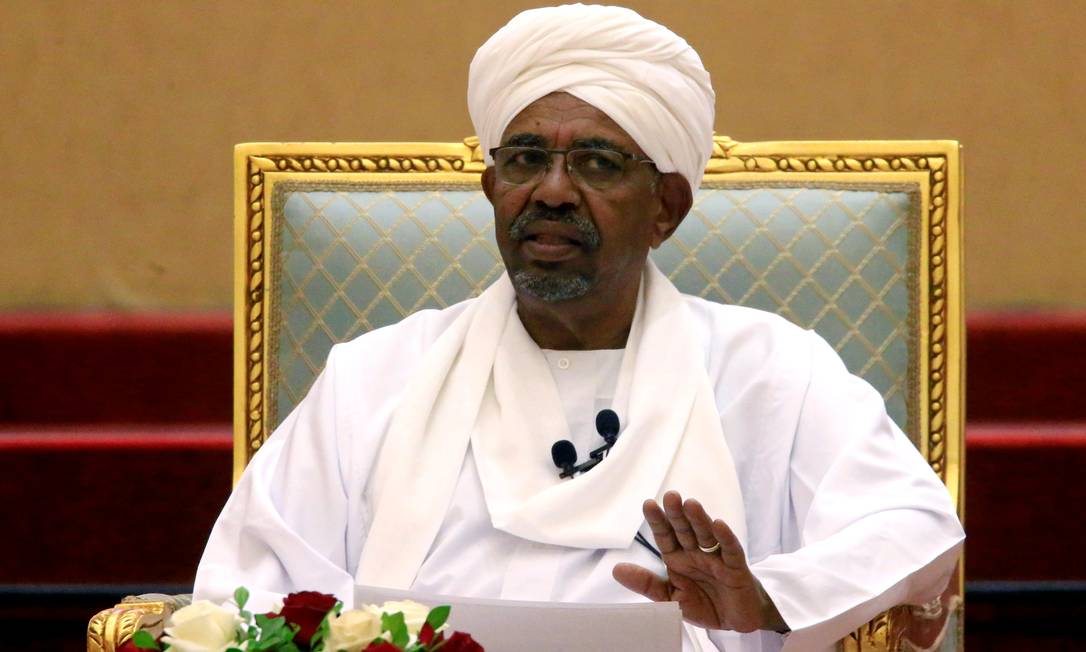 O ex-presidente do Sudão Omar al-Bashir em discurso quando ainda estava no cargo em 5 de abril de 2019 Foto: Mohamed Nureldin Abdallah/REUTERS