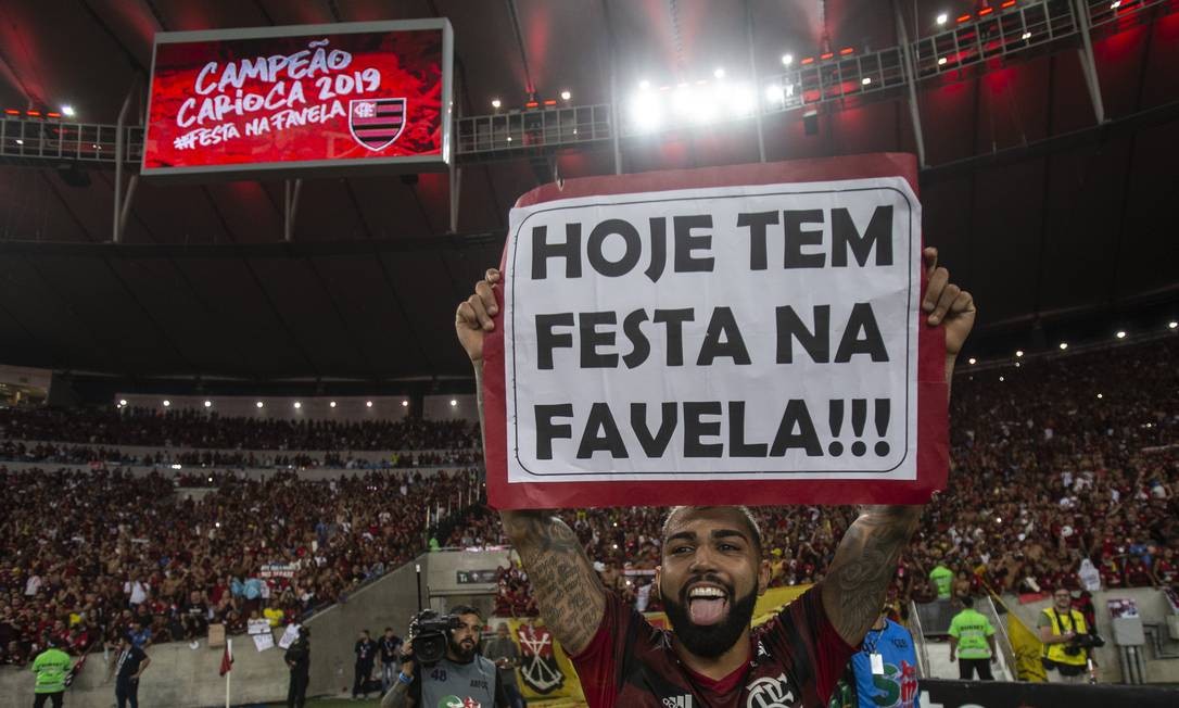 Gabigol mandou o recado após a partida: 'Hoje tem festa na favela!' Foto: Alexandre Cassiano / Agência O Globo