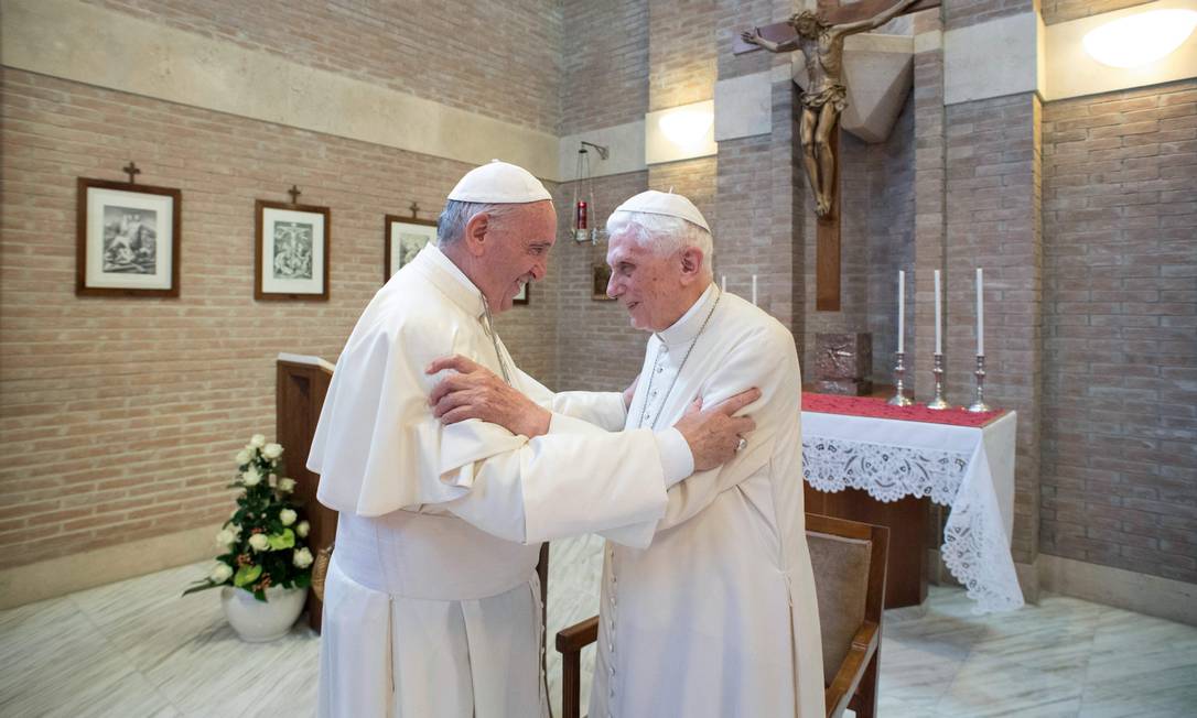 Em foto de 2018, Papa Francisco cumprimenta Bento XVI no Vaticano Foto: HO/15-02-2018 / AFP