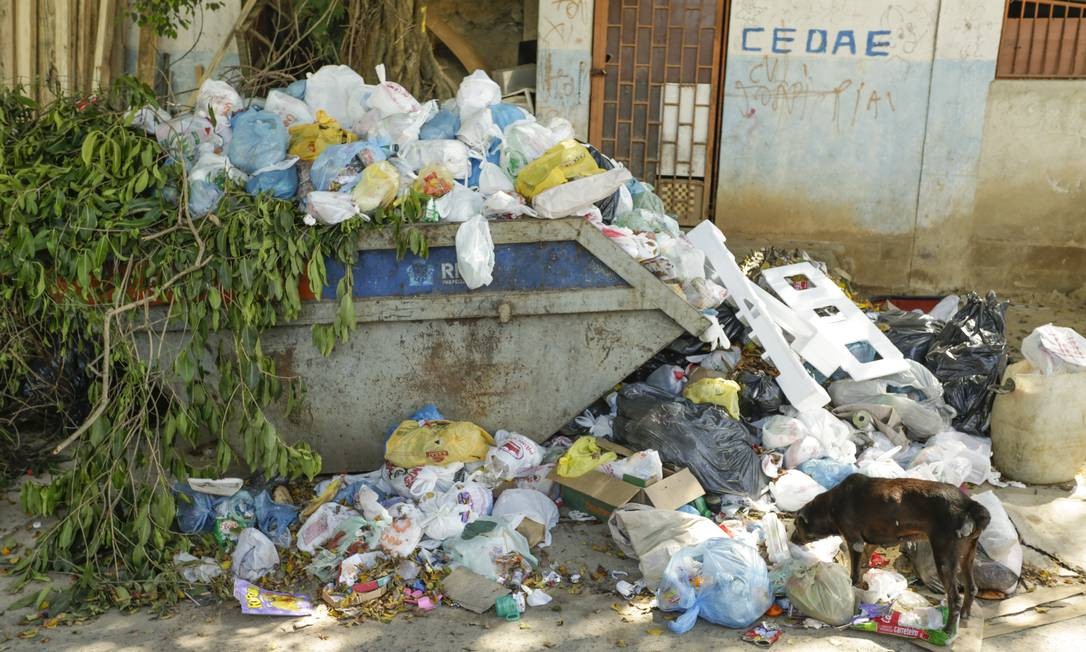 Lixo acumulado na Ladeira Ary Barroso, na BabilÃ´nia, no Leme Foto: Gabriel de Paiva / AgÃªncia O Globo